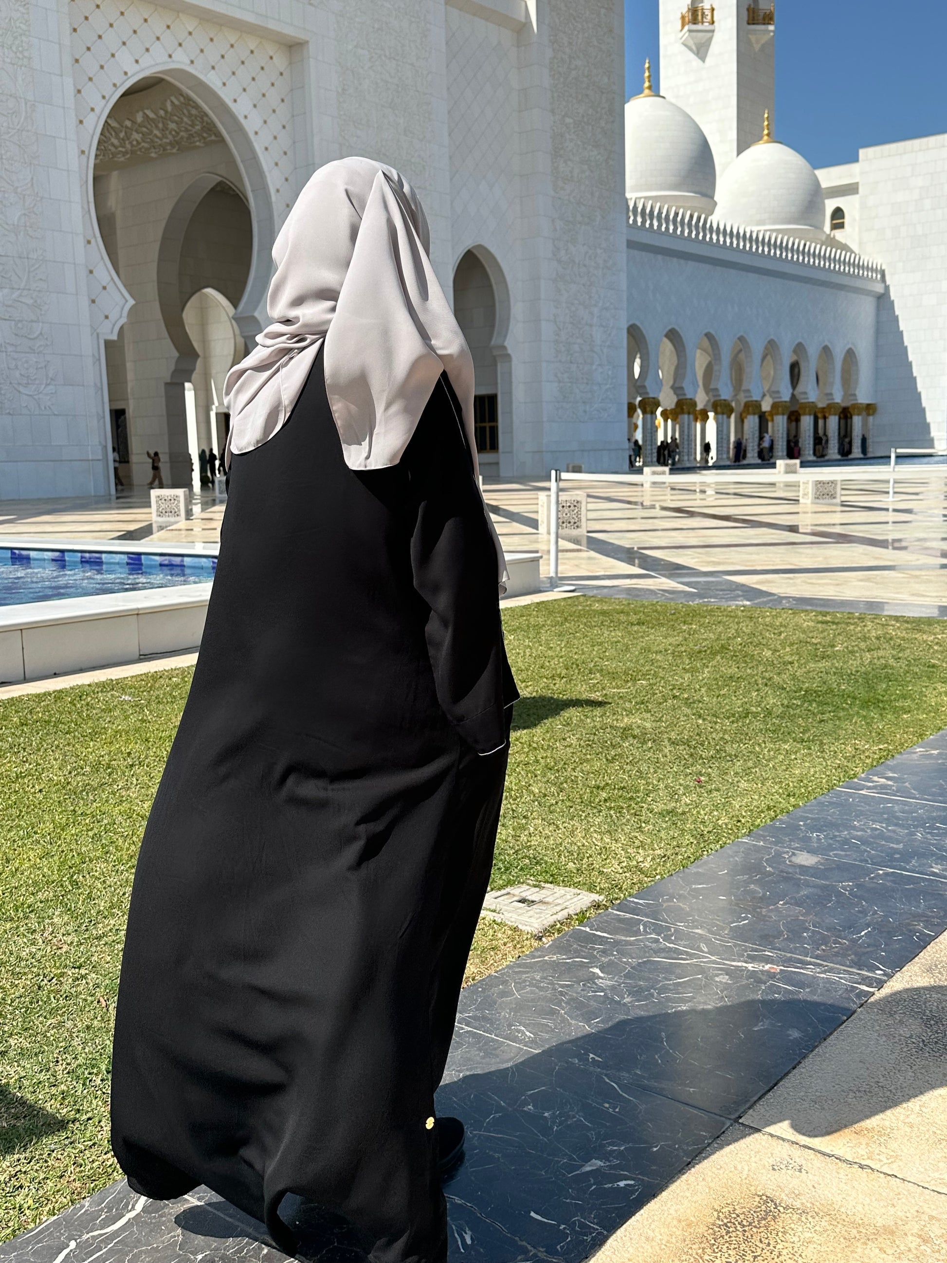 Muslim woman wearing lightweight umrah abaya with pockets - modest Islamic wear for Hajj USA