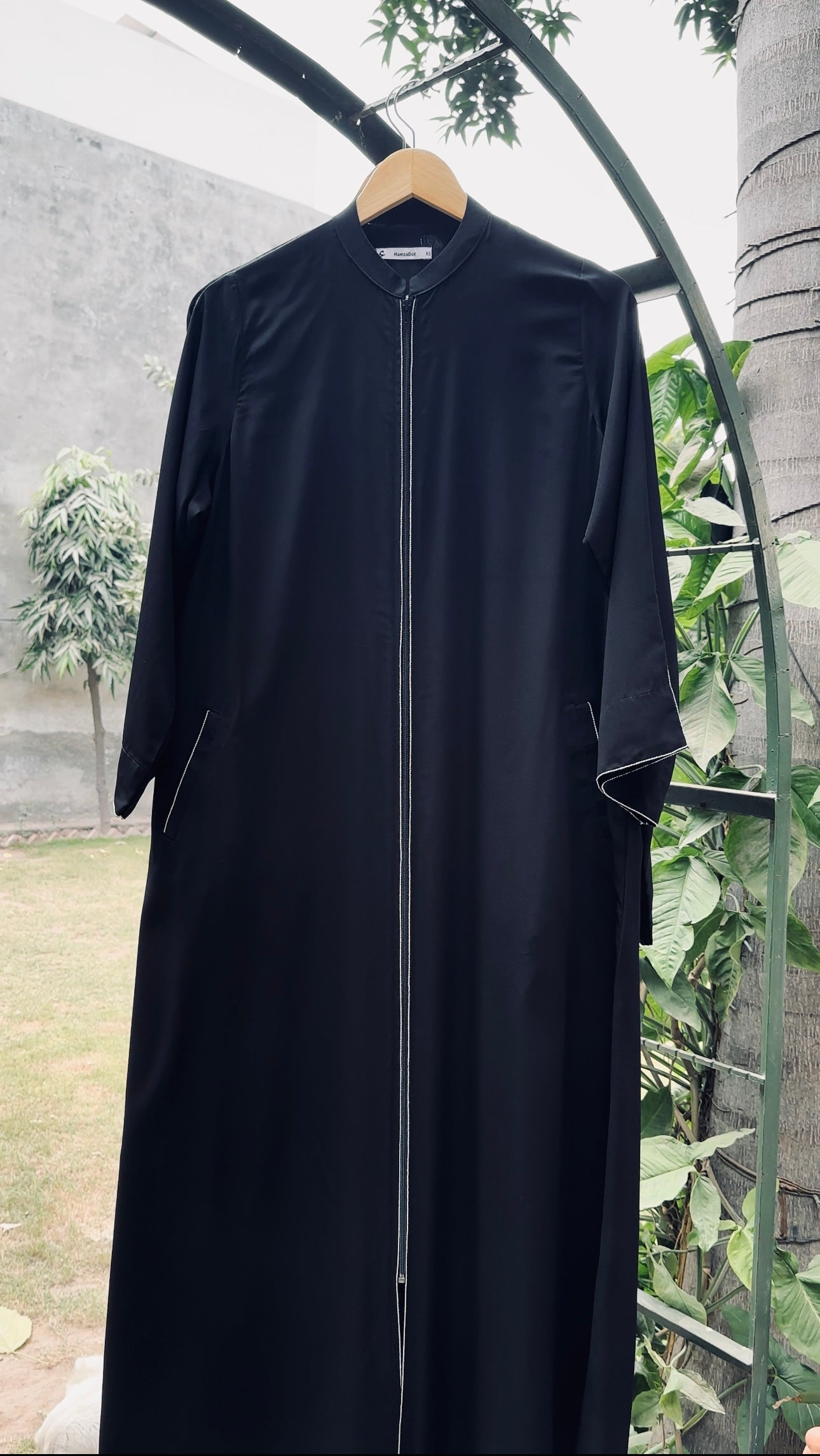 Lightweight umrah abaya with front zip and two pockets - practical modest wear for pilgrimage