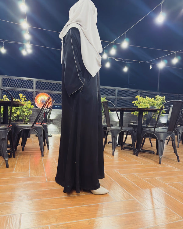Lightweight Umrah abaya with zip closure and white stitch detailing on sleeves